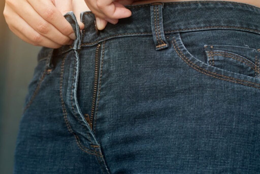 نحوه گشاد کردن لباس های تنگ | با این ترفند‌ لباس تنگ شده خود را دوباره بپوشید!