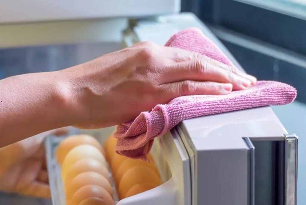 با این ترفند جادویی بوی بد یخچال رو از بین ببر | چگونه بوی بد یخچال و فریزر را برطرف کنیم؟