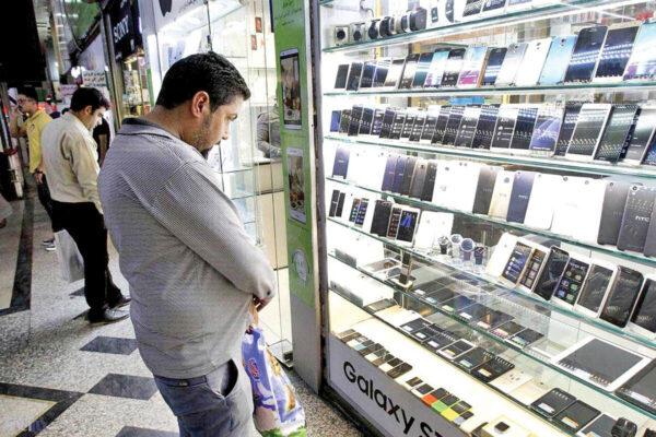 بازار موبایل تهران قیمت ها تا ۳۰۰ درصد افزایش یافته است