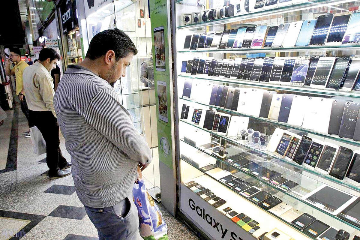 بازار موبایل تهران قیمت ها تا ۳۰۰ درصد افزایش یافته است