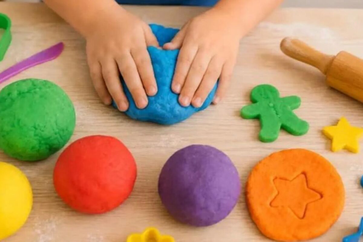 خمیر بازی خانگی سرگرمی رنگارنگ و کم هزینه برای کودکان
