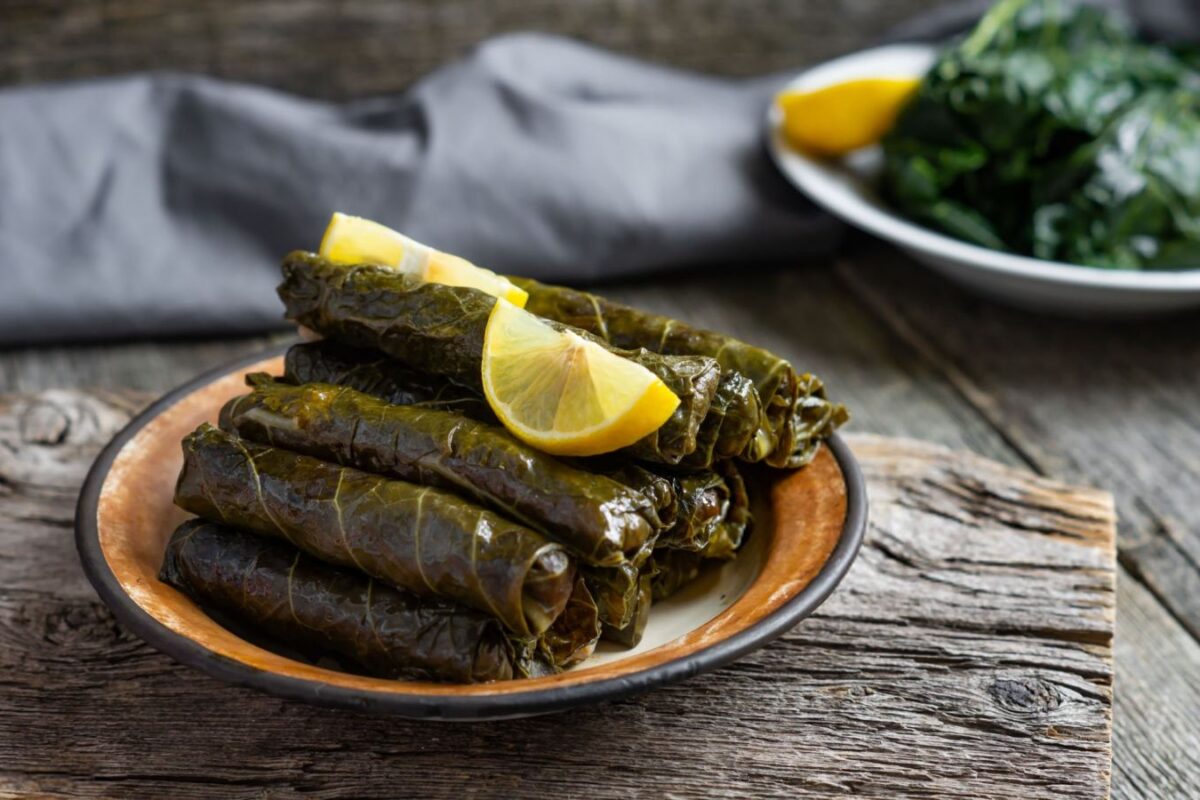 دلمه برگ مو لرستانی طعمی لطیف با باقلا و ماست