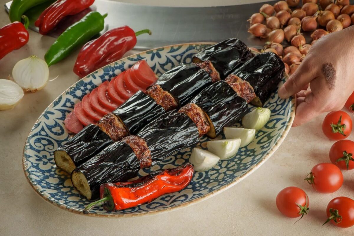 طرز تهیه سورملی کباب کباب آبدار با عطر دودی و بادمجان کبابی