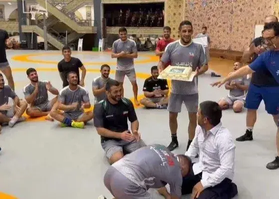غافلگیری جالب کشتی گیران برای تولد علیرضا دبیر