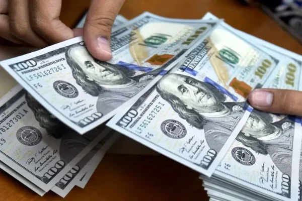 کاهش قیمت دلار در معاملات روز دوشنبه آیا روند ادامه دار خواهد بود
