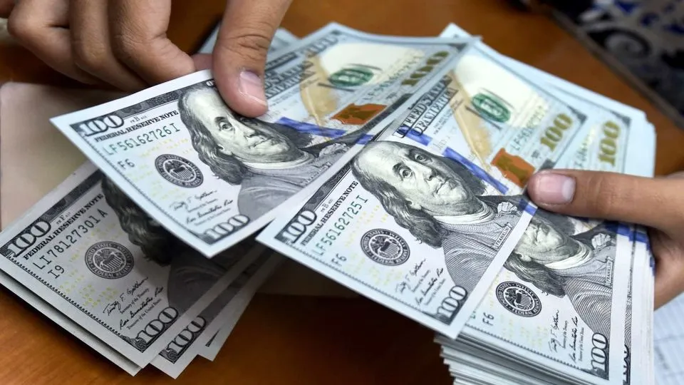 کاهش قیمت دلار در معاملات روز دوشنبه آیا روند ادامه دار خواهد بود