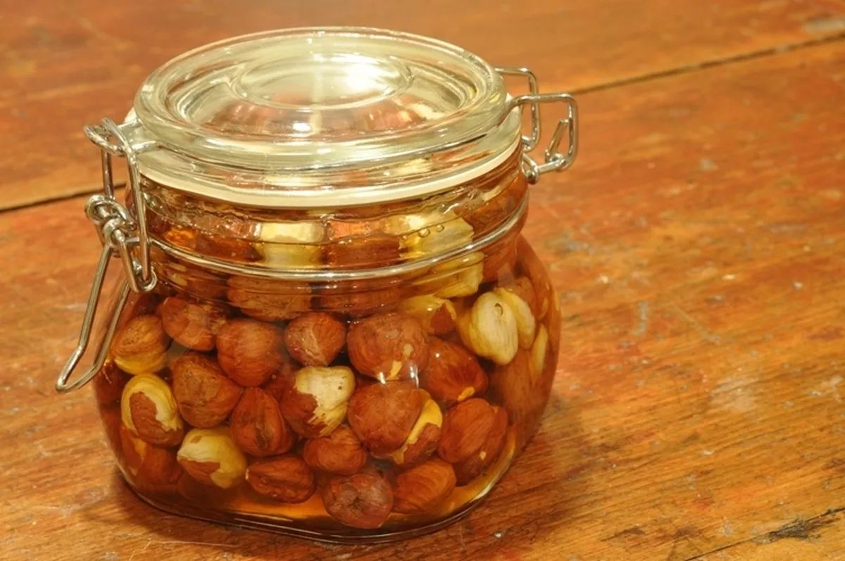 آموزش تهیه ترشی فندق شمالی طعمی ملس و معطر برای پاییز