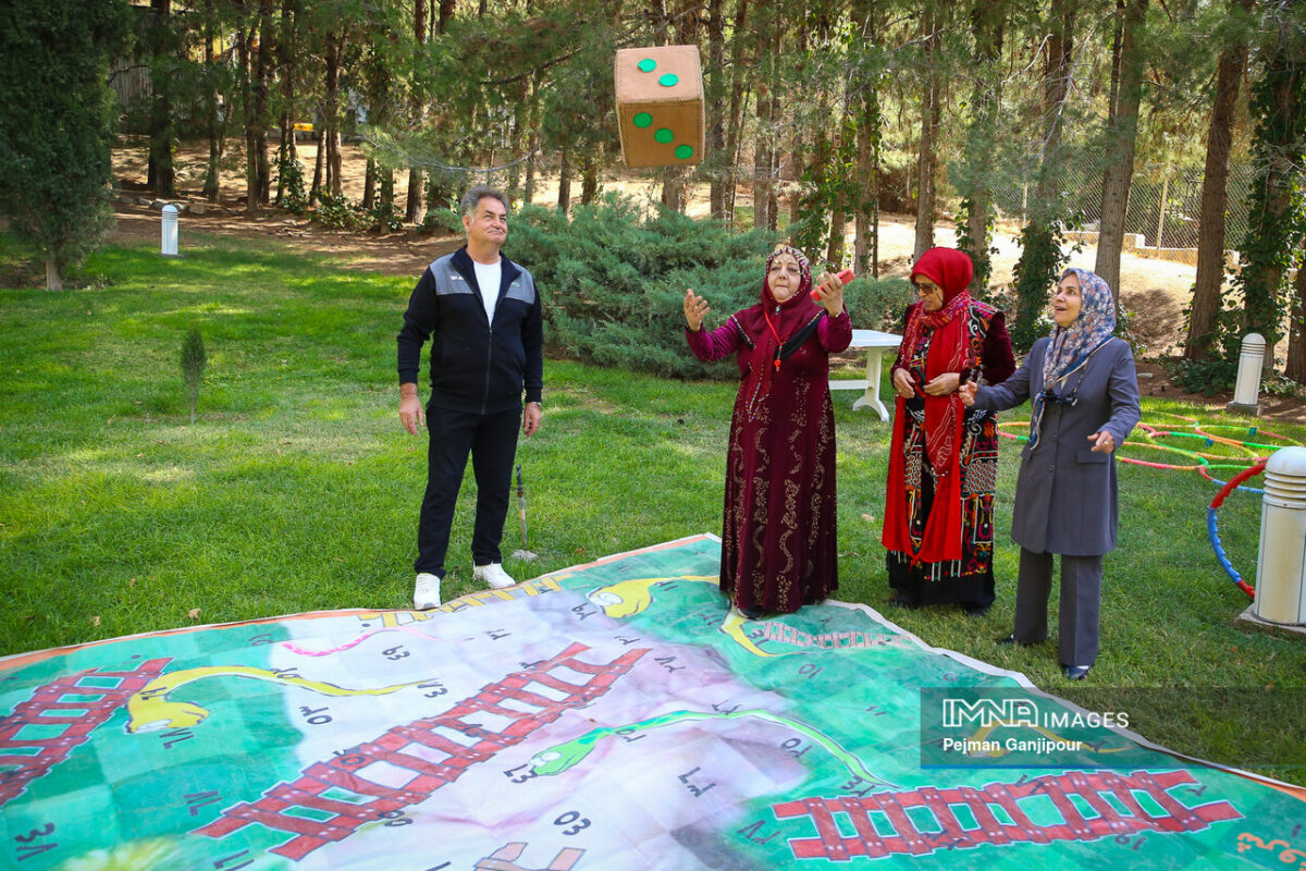 دورهمی بازنشستگان شهرداری اصفهان در باغ بانوان صدف برگزار شد