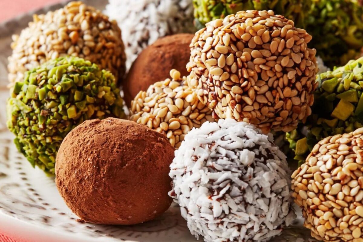 شیرینی ترافل خرما طرز تهیه سریع و بدون فر در چند دقیقه