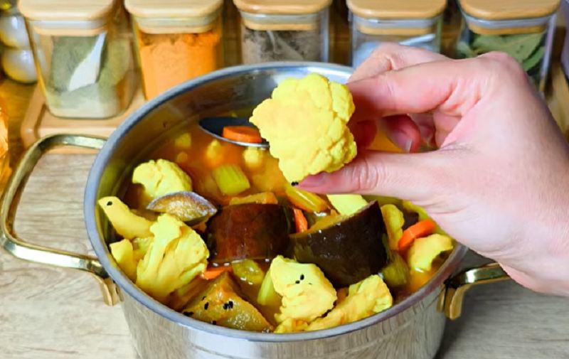 طرز تهیه ترشی مخلوط فوری خوشمزه و ترد در ۲۴ ساعت