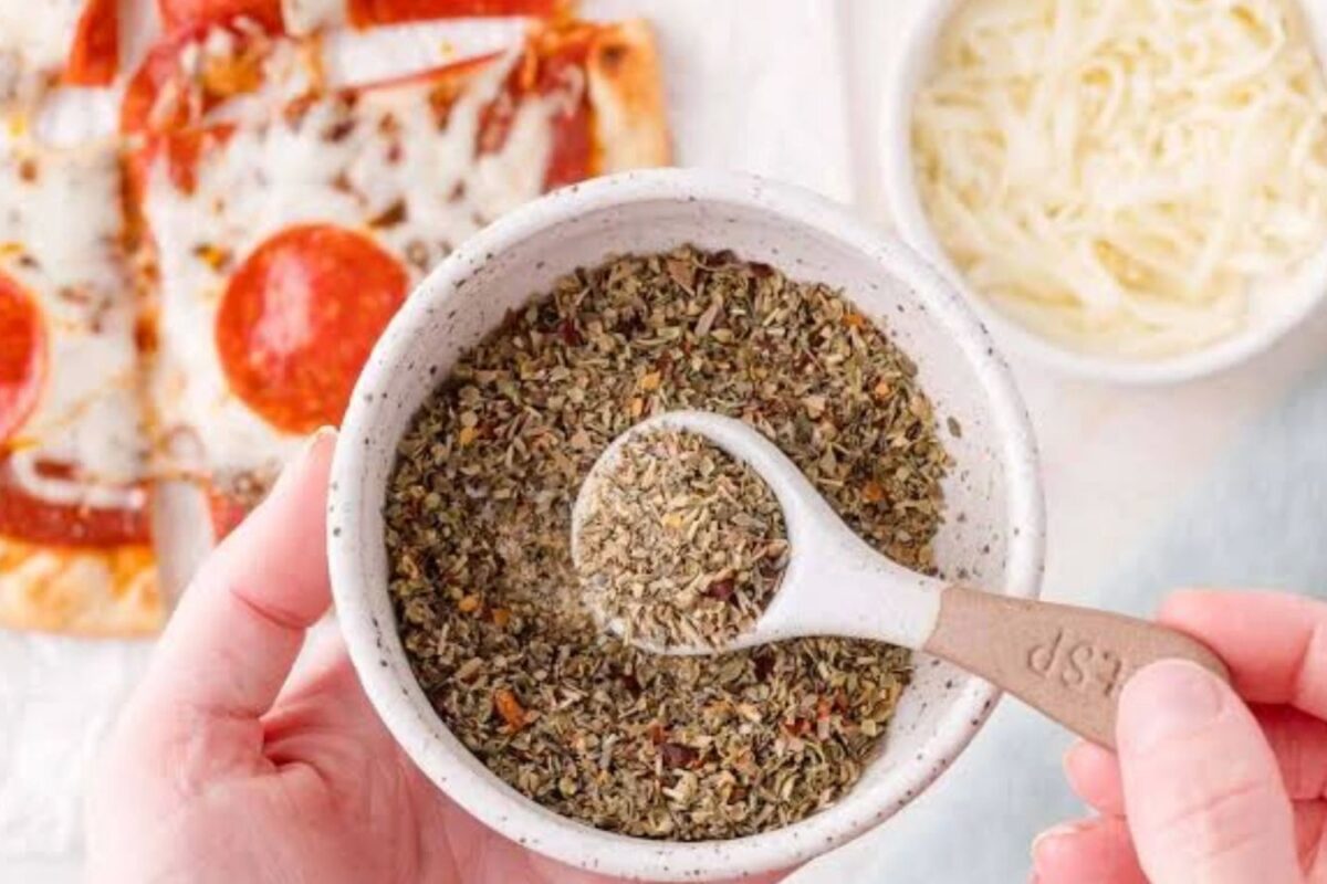 چگونه با ادویه های مناسب پیتزای خانگی را حرفه ای کنیم